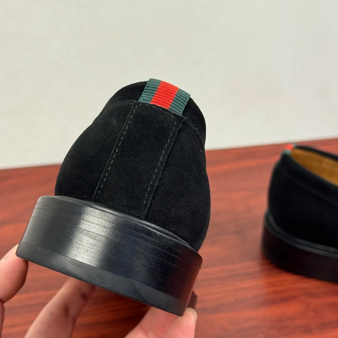 Batch 980 Gucci/Gucci new men's solid color leather loafers! These elegant loafers are crafted from soft suede calfskin and are available in two styles. The upper is decorated with genuine leather buckles, adding low-key and unique logo pattern elements. Simple style design. Classic European and American last style. Standard style. Red and green webbing decoration on the heel embellishes brand style details. Select high-quality leather, look at the details for textured workmanship, dyed calfskin lining, uniform and delicate pores, soft and comfortable. Thickened leather outsole, composite rubber bottom sheet at the heel, excellent foot comfort, wear-resistant and non-slip, the first choice for light luxury, versatile for footwear, and comes with a full set of packaging! Size: 39-40-41-42-43-44 leather shoe size (38.45.46 can be customized) Item number: 812168 Suede black